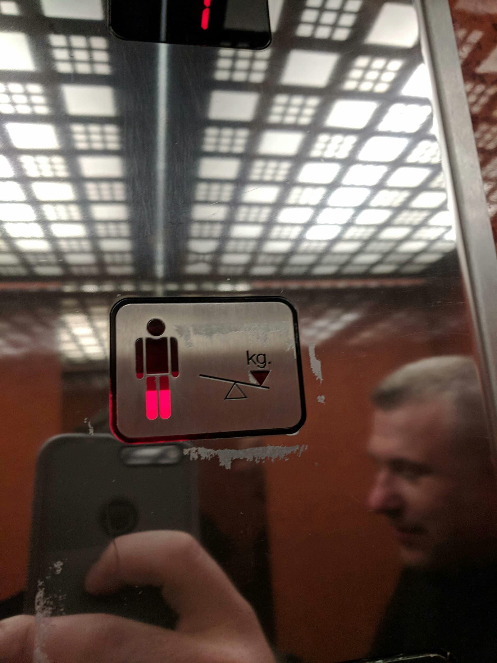 🤩Необычные лифты мира: индикатор превышения грузоподъемности в виде человечка.